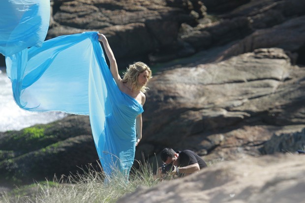 Letícia Spiller fotografa na praia (Foto: Dilson Silva / AgNews)