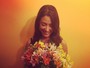Giselle Itié ganha flores e fãs sugerem:' Tá namorando?'