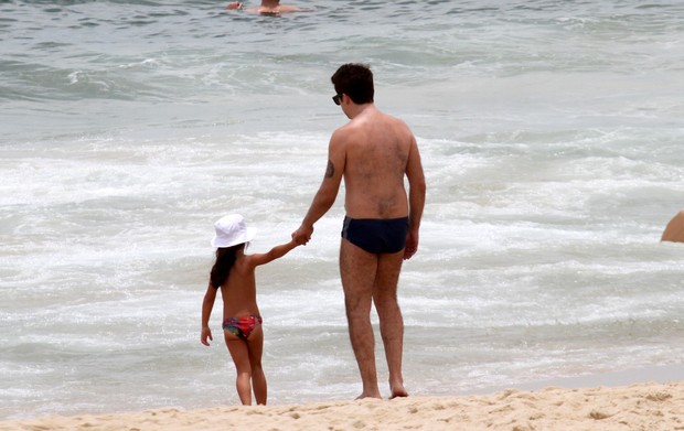 Rogério Fausino curte praia com a família (Foto: Wallace Barbosa/AgNews)