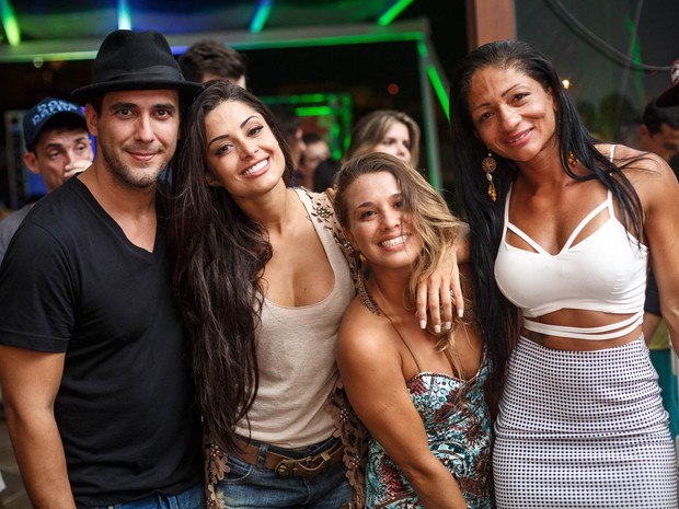 André Marques e Aline Riscado com amigas em festa na Zona Oeste do Rio (Foto: Marcos Samerson/ We Love Photo!/ Divulgação)