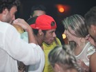 A fila andou? Neymar conversa com loira durante festa de Réveillon