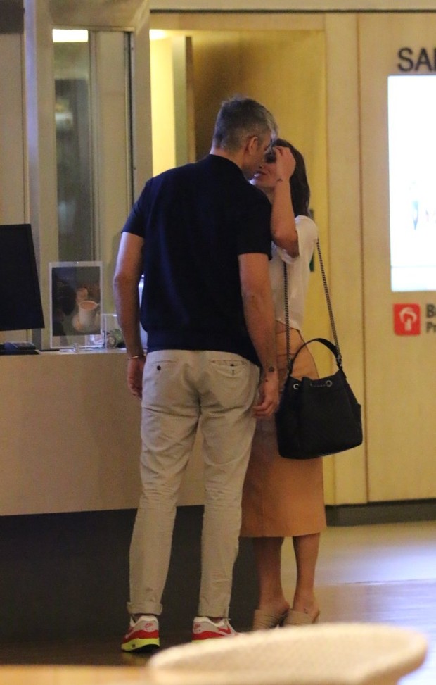 Flavia Alessandra e Otaviano Costa trocam beijos e carinho em noite de cinema no shopping (Foto: AgNews  / AgNews)