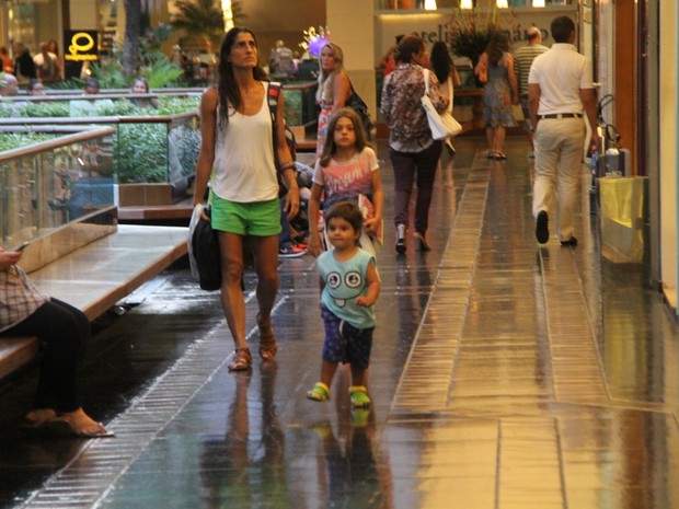 Cynthia Howlett com os filhos, Manuela e Rodrigo, em shopping no Rio (Foto: Daniel Delmiro/ Ag. News)