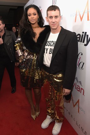 Rihanna e Jeremy Scott em evento em Los Angeles, nos Estados Unidos (Foto: Jason Kempin/ Getty Images/ AFP)