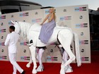 Lady Gaga chega a premiação montada em um cavalo cenográfico