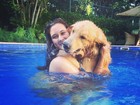 Filha de Fátima Bernardes curte piscina com cachorros