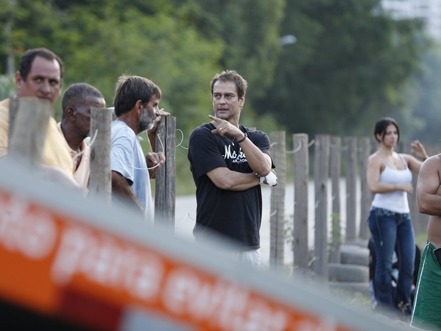 Marcello Antony observa resgate de seu carro (Foto: Felipe Panfili/AgNews)