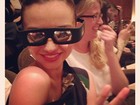 Miranda Kerr posa com óculos 3D em première de filme