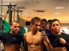 Neymar mostra barriga sarada em foto com companheiros de time