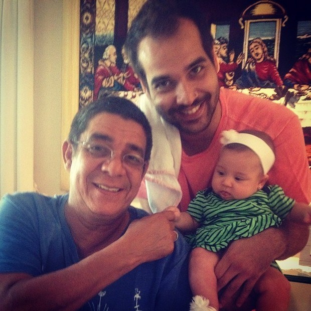 Zeca Pagodinho com o filho e a neta Catarina (Foto: Reprodução/Facebook)