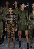 Kim Kardashian e a irmã Kendall Jenner badalam em Paris