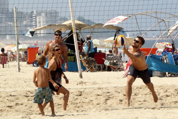 Fernanda Lima e família na praia do Leblon, RJ (Foto: J.Humberto / AgNews)