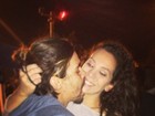 André Gonçalves dá beijão em namorada