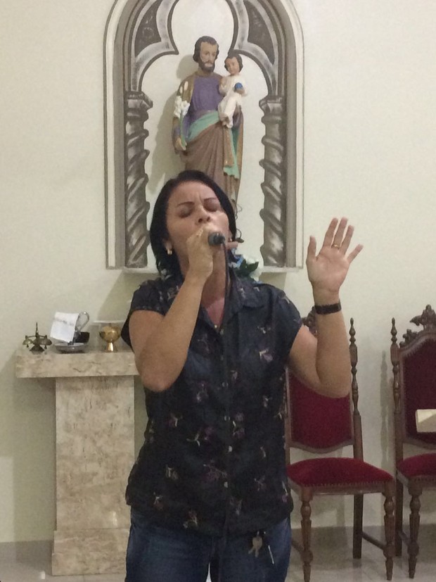 A cantora Shirlei fazendo sua homenagem a Domingos Montagner (Foto: Arquivo Pessoal)