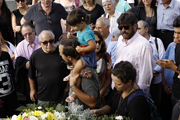 Corpo de Vida Alves é enterrado em São Paulo (Foto: Celso Tavares / EGO)