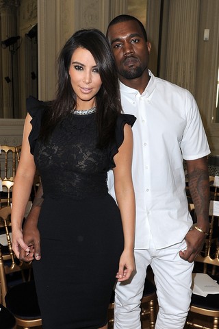 Kanye West e Kim Kardashian assistem a desfile da Semana de Moda de Paris, na França (Foto: Getty Images/ Agência)