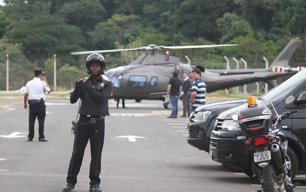 Neymar chega de helicóptero em Campinas (Foto: Thiago Duran / AgNews)