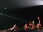 Justin Bieber mostra sutiã arremessado em palco durante show