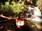 Fani se diverte durante banho de cachoeira: 'Para tirar a uruca'