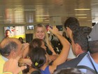 Ex-BBB Fernanda é cercada por fãs em aeroporto de Belém