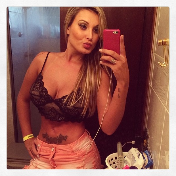 Andressa Urach faz selfie sexy (Foto: Instagram)