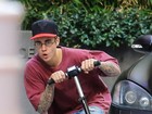 Justin Bieber anda de patinete e acaba mostrando demais