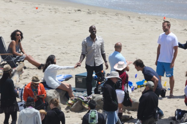 Irmão de Paul Walker (de bermuda azul) grava com elenco de Velozes e Furiosos (Foto: AKM-GSI BRASil)