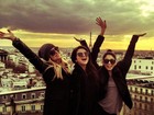 Vanessa Hudgens, Selena Gomez e Ashley Benson posam juntas em Paris