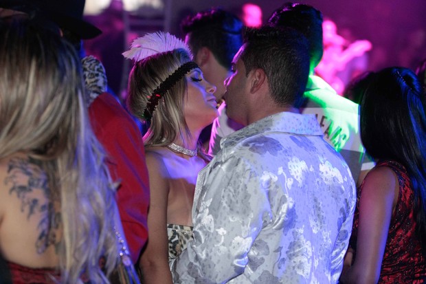 Andressa Urach é vista abraçando homem em festa (Foto: AgNews/AgNews)