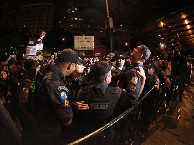 Manifestantes na porta do Festival do Rio (Foto: Claudio Andrade / Foto Rio News)