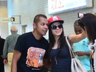 Anitta tira foto com fãs em aeroporto