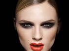 Modelo transexual Andreja Pejic estrela campanha de maquiagem