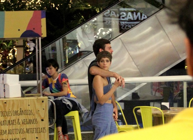 Isabella Santoni com o namorado passeia pela Barra da Tijuca no Rio de Janeiro (Foto: AgNews )
