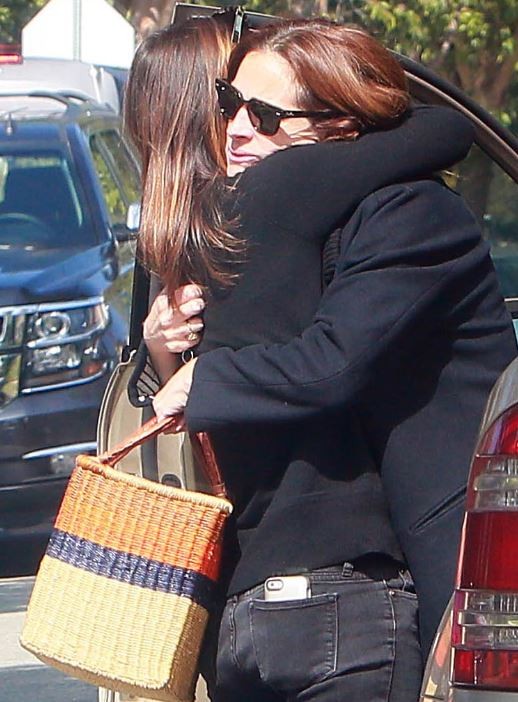 Julia Roberts recebe carinho de parentes (Foto: Grosby Group/Agencia)