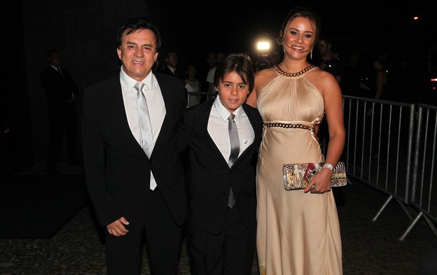 Chitaozinho com a esposa e o filho em casamento em São Paulo (Foto: Manuela Scarpa e Claudio Augusto / Foto Rio News)