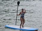 Antônia Fontenelle mostra a boa forma em stand up paddle