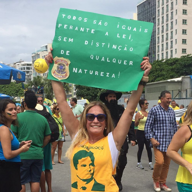 Susana Vieira mostra um cartaz durante a manifestação (Foto: Reprodução/Instagram)