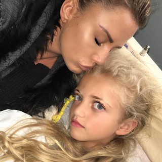 Katie Price com a filha Princess (Foto: Reprodução / Instagram)