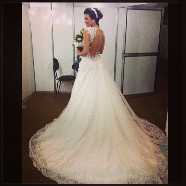 Ex-BBB Kamilla desfila de vestido de noiva em evento (Foto: Instagram)