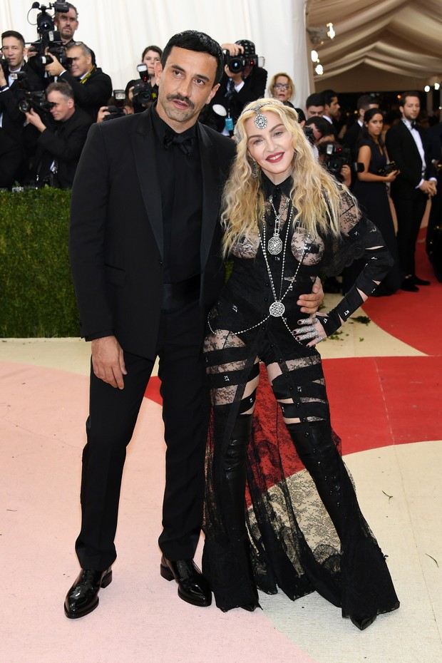 Ricardo Tisci e Madonna no MET (Foto: AFP / Getty)