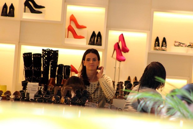 Lisandra Souto faz compras em loja (Foto: JC Pereira/AgNews)