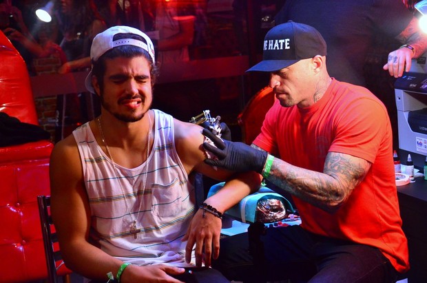 Caio Castro faz tatuagem com Ami James (Foto: Roberto Teixeira / EGO)