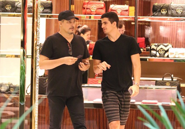 O Ator Edson Celulari Passeia com seu filho Enzo no Shopping Village Mall (Foto: AgNews  / AgNews)