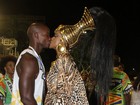 Cris Vianna ganha beijo do namorado e desfila pela Imperatriz nas campeãs