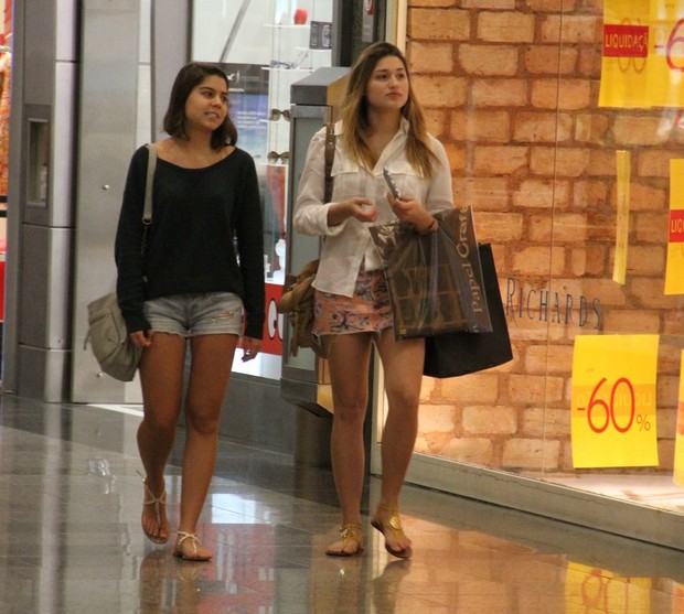 Sasha e amiga em shopping no RJ (Foto: Marcus Pavão/Agnews)