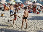 Márcio Garcia joga futevôlei com o filho em praia no Rio 