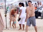Letícia Birkheuer curte praia com o filho no Rio 