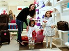 Tania Khalill passeia com as filhas Isabela e Laura em shopping 
