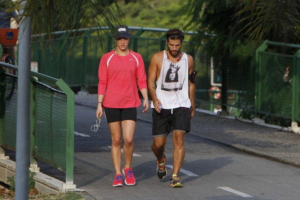Giovanna Ewbank e Bruno Gagliasso caminham na Lagoa (Foto: Gil Rodrigues/Foto Rio News)
