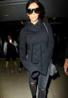 Kim Kardashian é clicada em aeroporto com look de R$8 mil